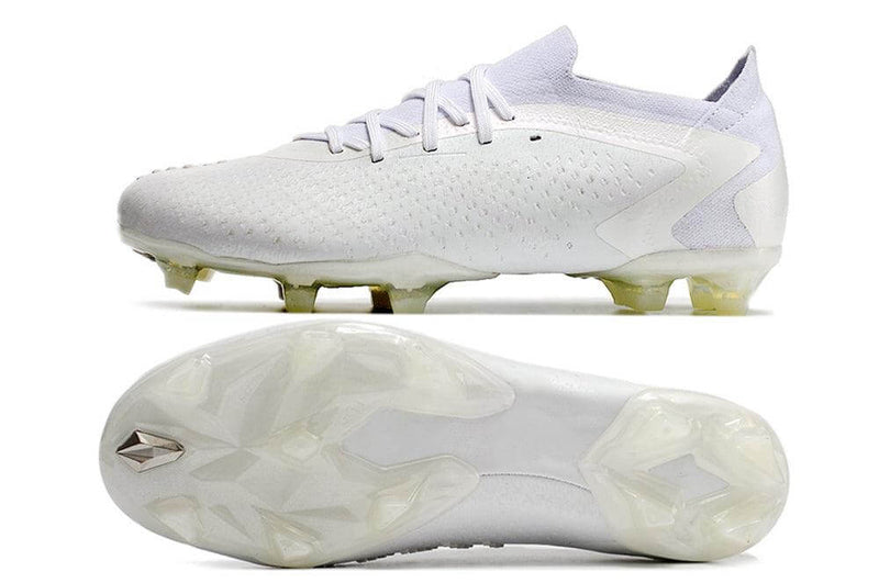 A nova Chuteira da Adidas de Campo Predator Accuracy.1 Low FG Branca "Pearlized Pack" na Farda de Boleiro, Garanta a qualidade de Jogadores Profissionais Elite