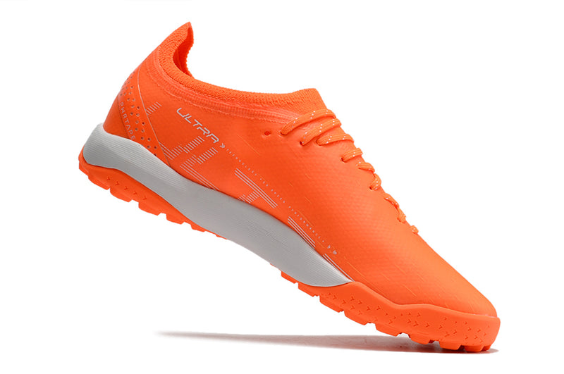 Tenha muito mais AGILIDADE com a Puma Ultra Ultimate Society Laranja "Supercharge Pack" na Farda de Boleiro, Garanta a qualidade de Jogadores Elite!