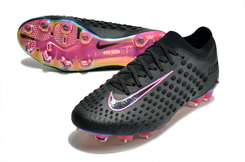 A novíssima Phantom Ultra Venom Elite FG Preta e Rosa , a chuteira de edição especial que homenageia o modelo clássico Hypervenom e o combina com a série Phantom