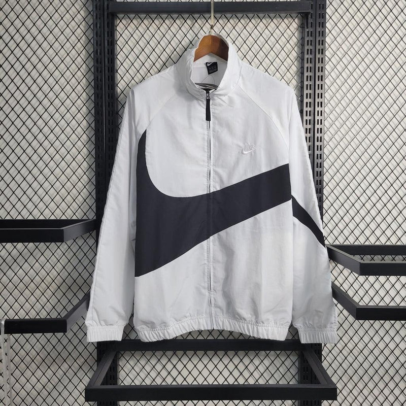 Nome do Produto: Corta Vento Nike Swoosh Branco e Preto Produto: Corta Vento  Cores: Branco e Preto Marca: Nike Categoria: Corta Vento - Nike Gênero: Unissex |Frete Grátis para todo Brasil | Farda de Boleiro