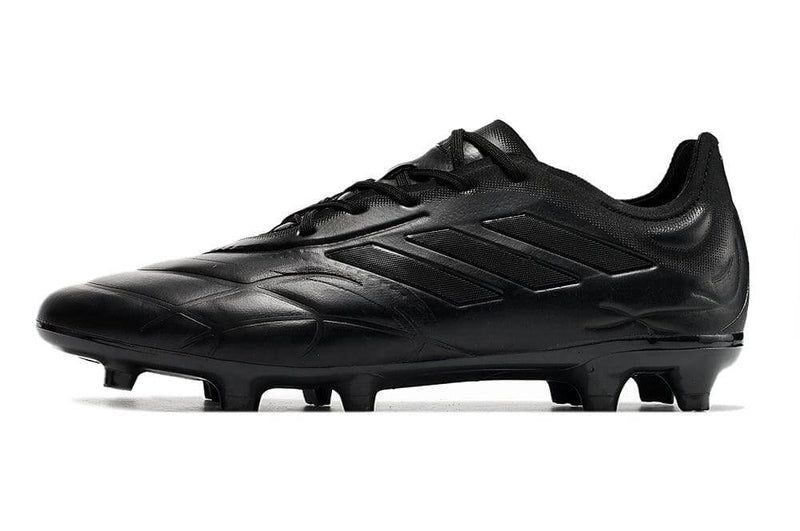 A nova Chuteira da Adidas de Campo Copa Pure.1 FG Preta "Nightstrike Pack" na Farda de Boleiro, a Nova Copa Pure.1 garante qualidade e muito conforto..