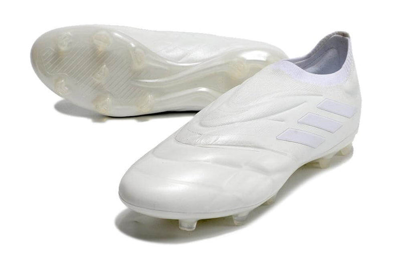 Adquira a nova Chuteira da Adidas Copa Pure+ Branca "Pearlized Pack" na Farda de Boleiro, a Nova Copa Pure+ garante Controle de Bola e muito conforto