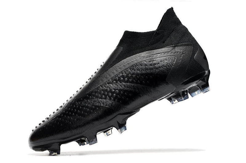 A nova Chuteira da Adidas de Campo Predator Accuracy+ Preta "Nightstrike Pack" na Farda de Boleiro, Garanta a qualidade de Jogadores Profissionais Elite