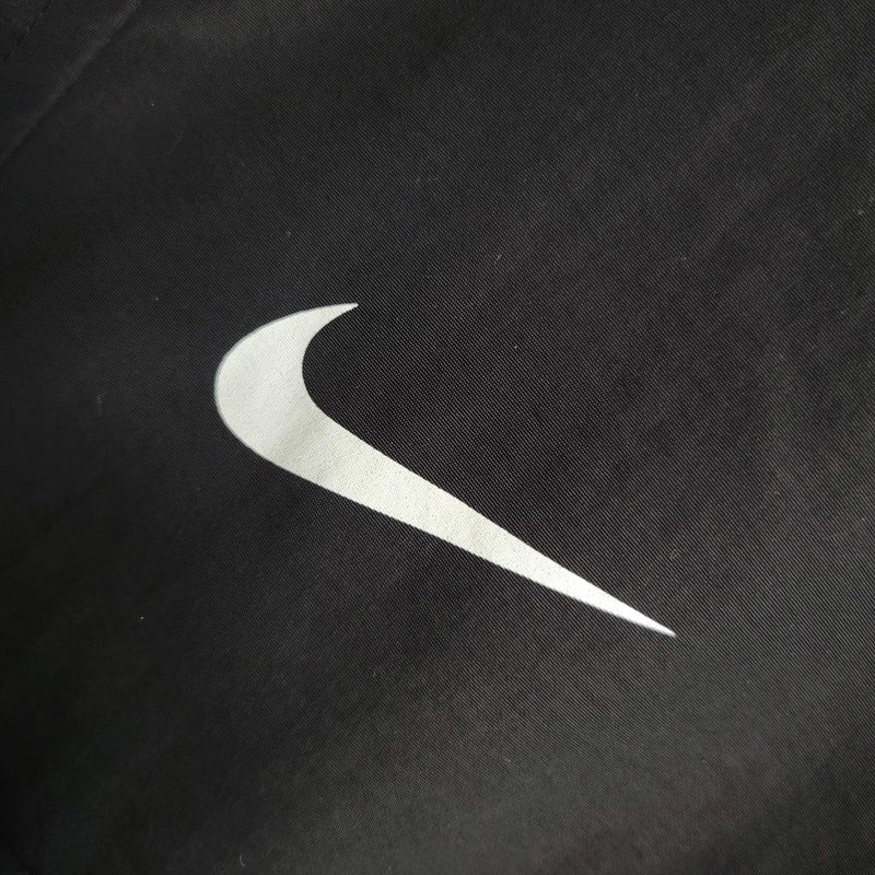 Nome do Produto: Corta Vento Nike Sportwear Swoosh Preto Produto: Corta Vento  Cores: Preto Marca: Nike  Categoria: Corta Vento - Nike Gênero: Unissex |Frete Grátis para todo Brasil | Farda de Boleiro