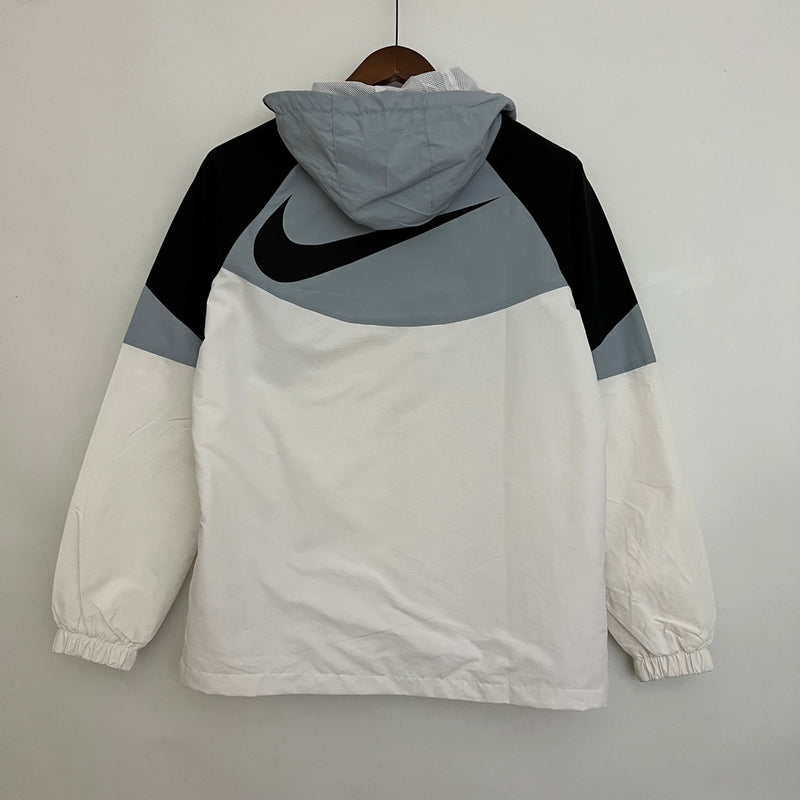 Nome do Produto: Corta Vento Nike Windrunner Cinza e Branco Produto: Corta Vento  Cores: Cinza e Branco Marca: Nike Categoria: Corta Vento - Nike Gênero: Unissex |Frete Grátis para todo Brasil | Farda de Boleiro