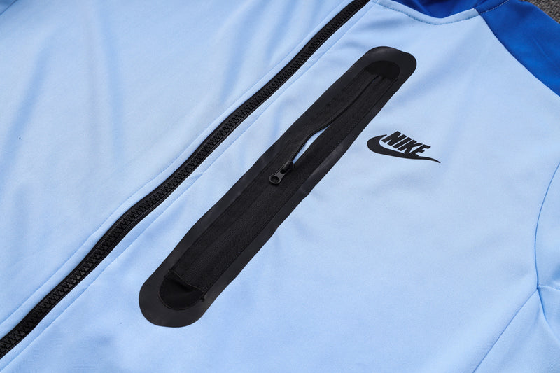 Nome do Produto: Conjunto de Moletom Nike Sportswear Tech Overlay Azul Produto: Conjunto de Moletom Nike Overlay (Jaqueta com capuz + Calça) Cores: Azul Marca: Nike Categoria: Conjuntos de Moletom de Frio Gênero: Masculino |Frete Grátis para todo Brasil |