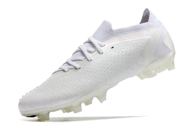 A nova Chuteira da Adidas de Campo Predator Accuracy.1 Low FG Branca "Pearlized Pack" na Farda de Boleiro, Garanta a qualidade de Jogadores Profissionais Elite