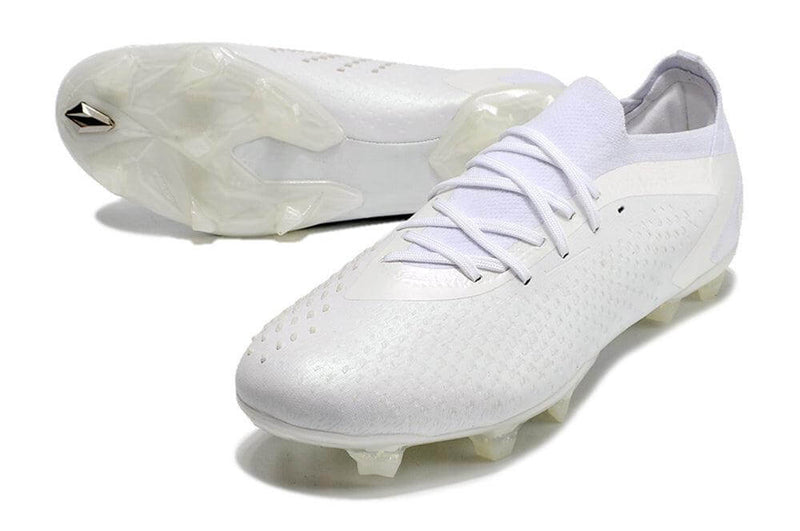 A nova Chuteira da Adidas de Campo Predator Accuracy.1 Low FG Branca "Pearlized Pack" na Farda de Boleiro, Garanta a qualidade de Jogadores Profissionais Elite