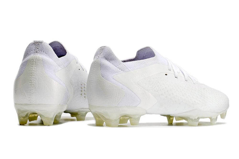 A nova Chuteira da Adidas de Campo Predator Accuracy.1 Low FG Branca "Pearlized Pack" na Farda de Boleiro, Garanta a qualidade de Jogadores Profissionais Elite