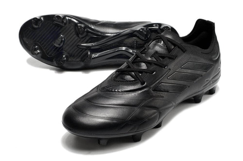 A nova Chuteira da Adidas de Campo Copa Pure.1 FG Preta "Nightstrike Pack" na Farda de Boleiro, a Nova Copa Pure.1 garante qualidade e muito conforto..