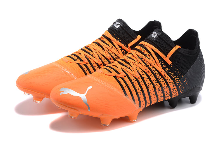 Tenha muito mais CONTROLE com a Puma Future Z 1.3 FG Laranja e Preta "Instinct Pack" na Farda de Boleiro, Garanta a qualidade de Jogadores Profissionais Elite!