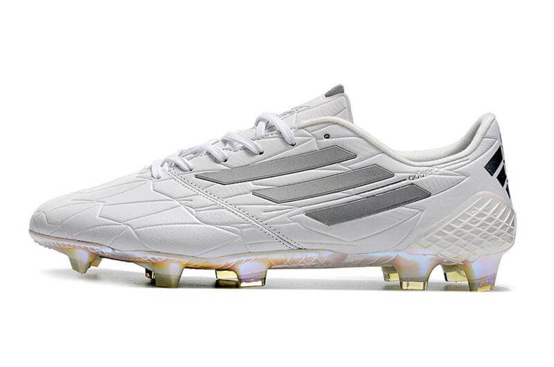 A nova Chuteira da Adidas de Campo F50 Adizero IV FG Branca Speed Legacy na Farda de Boleiro, a Nova F50 é um remake lançado e foca na ajuda de velocidade